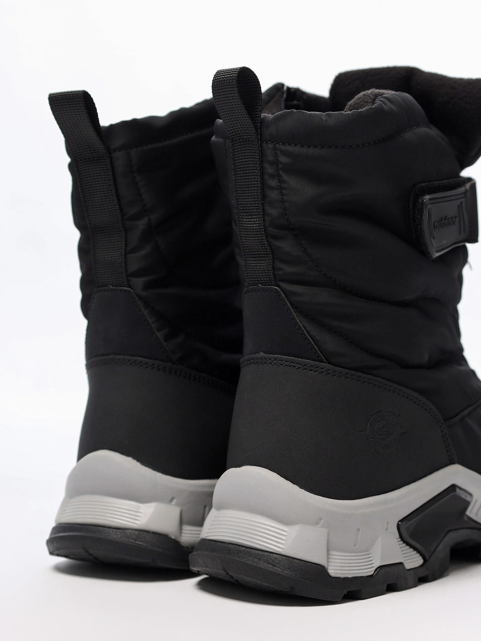 Дутики черного цвета на средней объемной подошве